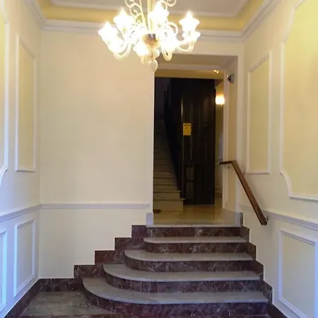 לינה וארוחת בוקר Gallia House 2*